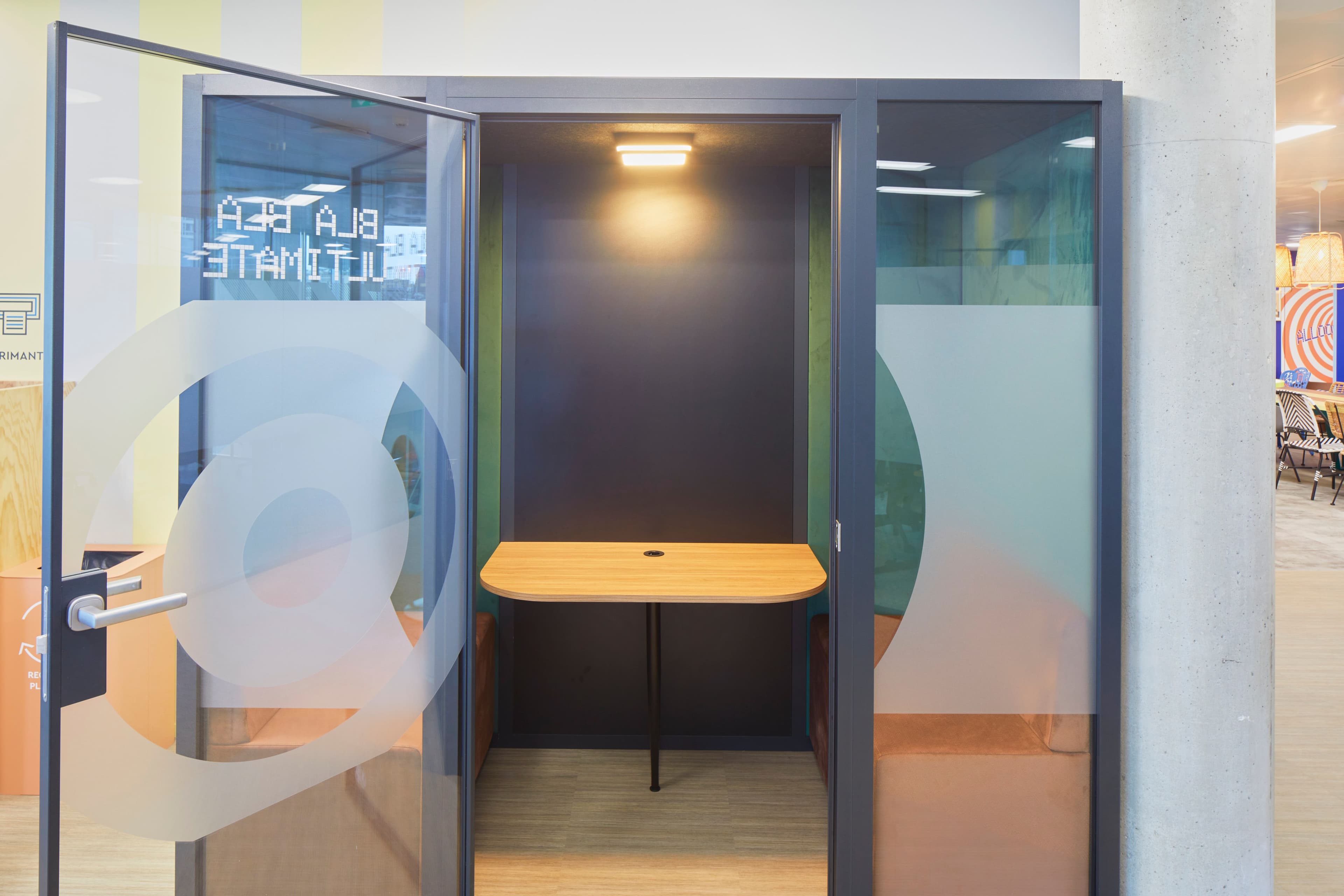 Meeting room - Bla Bla FLY TO THE MOON - R2