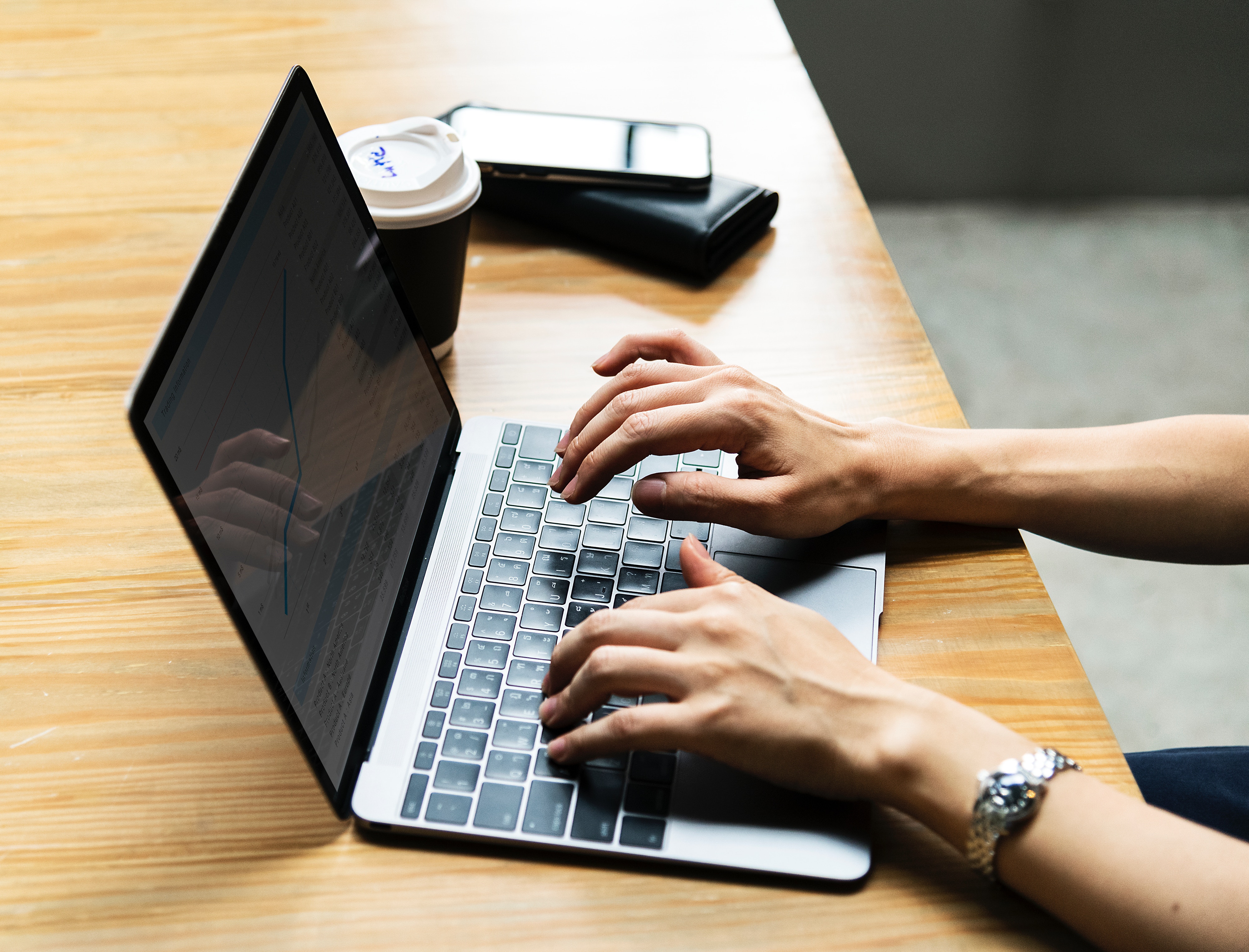 Travail sur ordinateur : gare aux douleurs