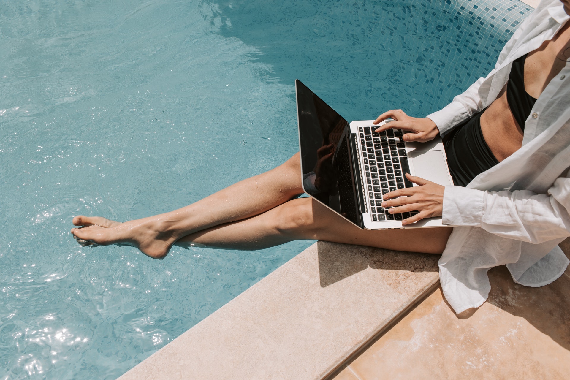 Télétravail et vacances : vos indispensables pour bien travailler au soleil