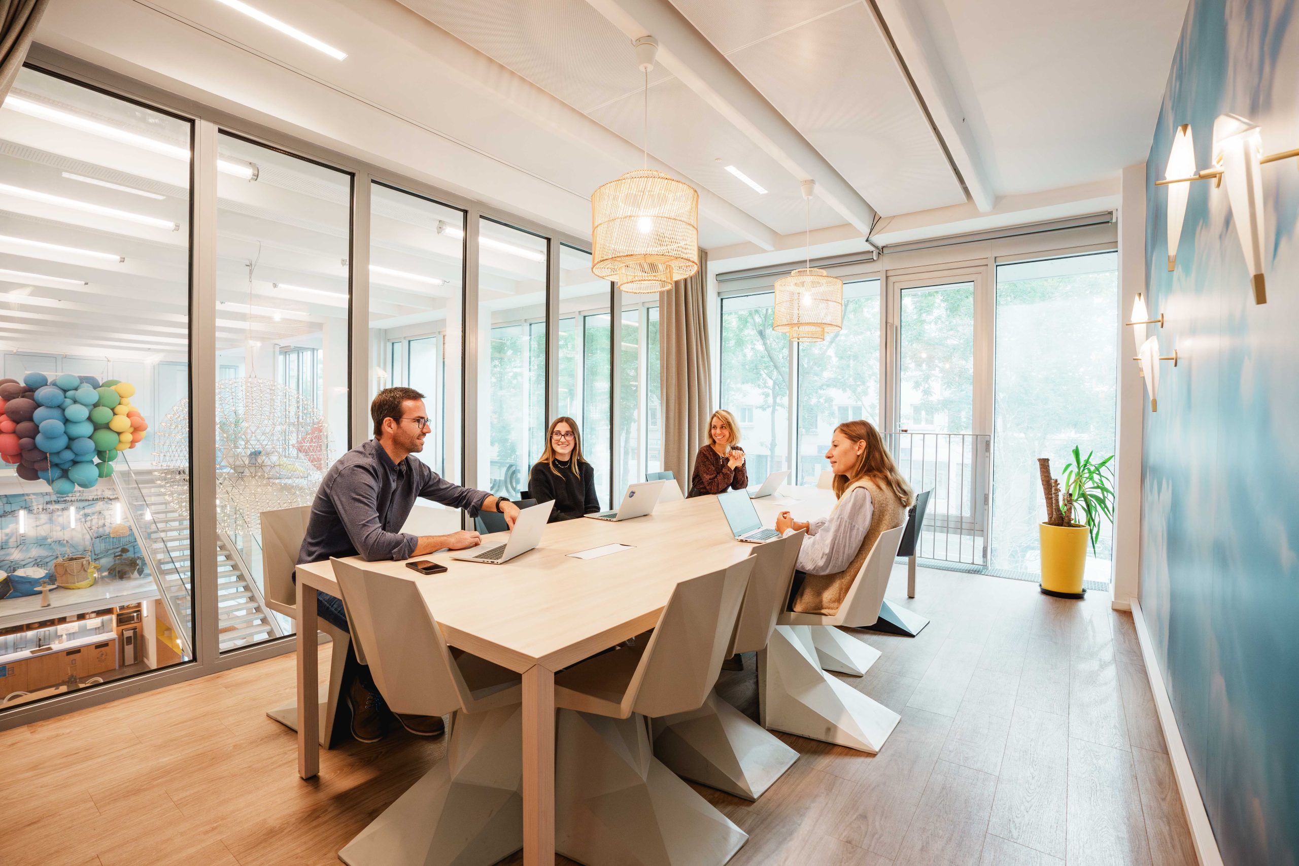 Gens qui travaillent dans un bureau flexible