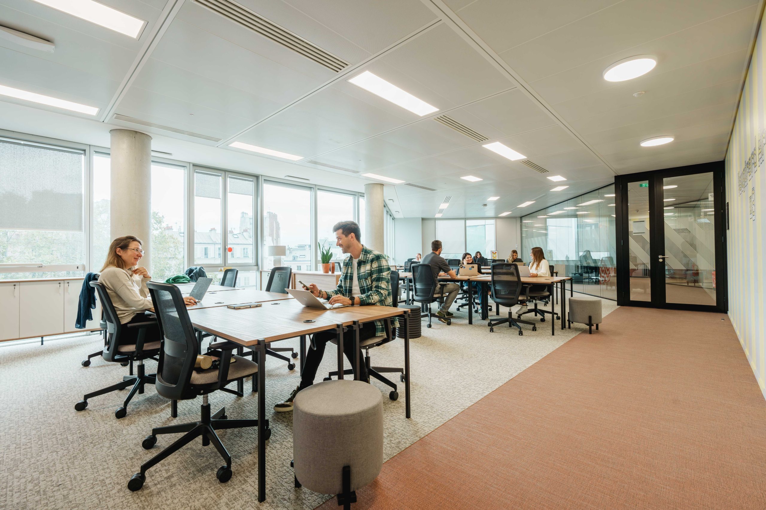 Des collaborateurs travaillent dans un bureau tout équipé chez Wojo