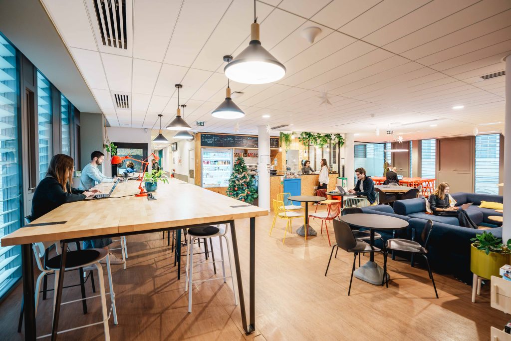 Un bureau pour expliquer les différences en tre bail tradi bureau flexible et bureau opéré