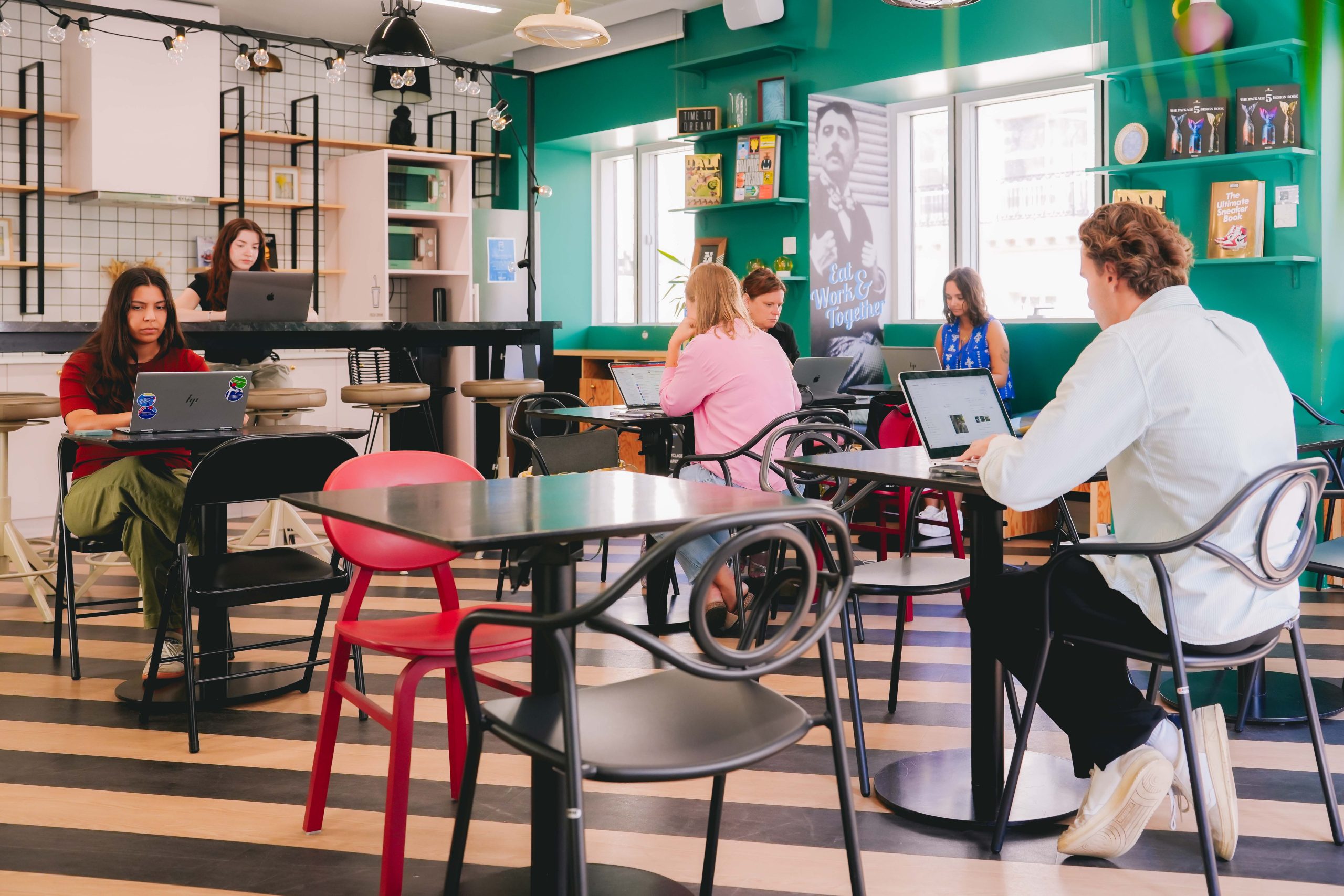 Collaborateurs au bureau